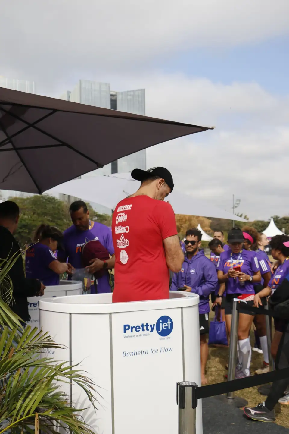 Atleta em sessão de imersão fria no Ice Flow durante ativação em corrida
